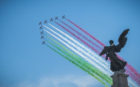 Italia, bandera, estatua