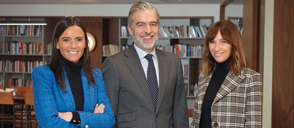 Cristina García Tejero, Arturo Santolaya y Lucía Pérez de Villaamil, socios de Abante.