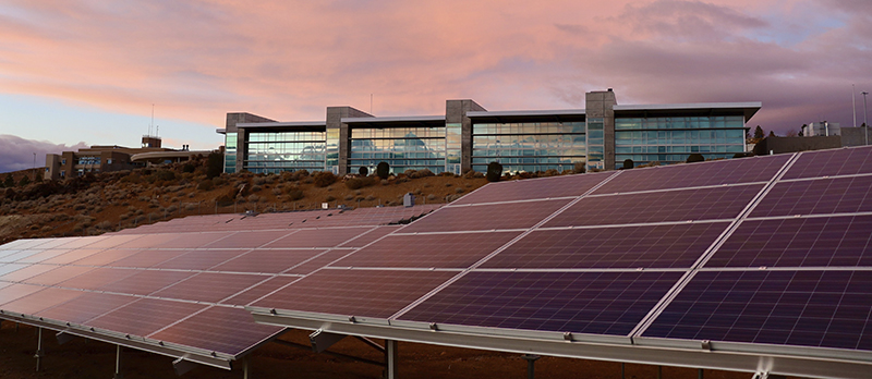 edificio-placa-solar-energía-limpia-transición-energética-sostenibilidad