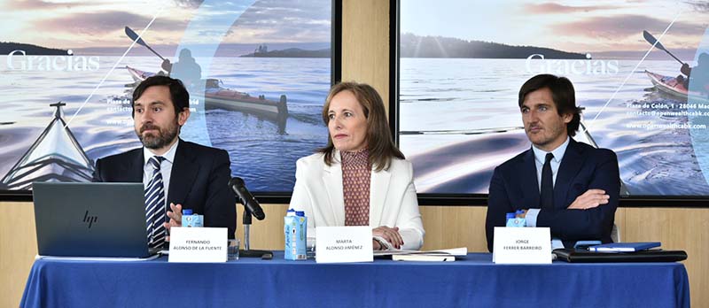 Pie de foto (de izquierda a derecha): Fernando Alonso, socio de Estrategia y Operaciones de finReg360, Marta Alonso, directora de OpenWealth, filial de CaixaBank, y Jorge Ferrer, socio fundador de finReg360