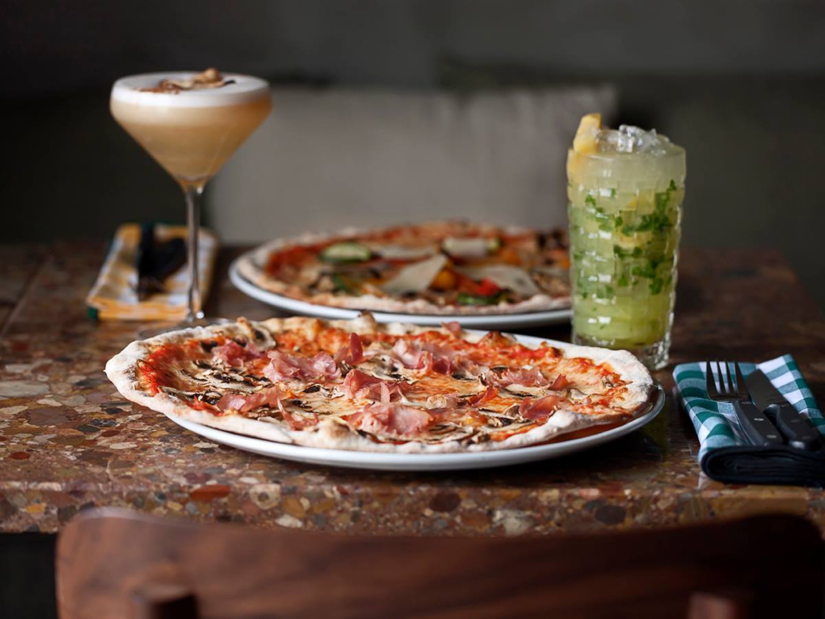 Pizzas e cocktails numa esplanada no Príncipe Real FundsPeople Portugal