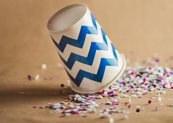 color_cup_down_falling_queda_white_blue_dots