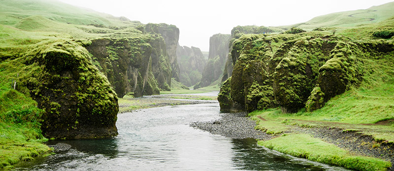 Mare paesaggio fiume montagne